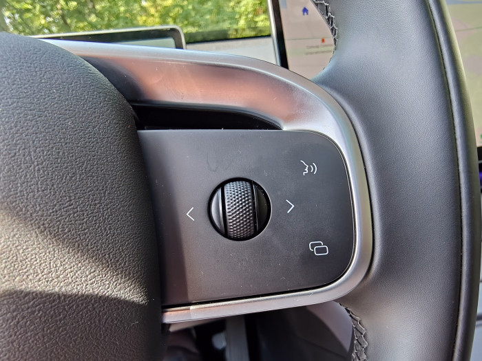 Die Bedienelemente erinnern wie das schlichte Design und das Infotainmentsystem durchaus an Tesla. (Bild: Martin Wolf/Golem.de)