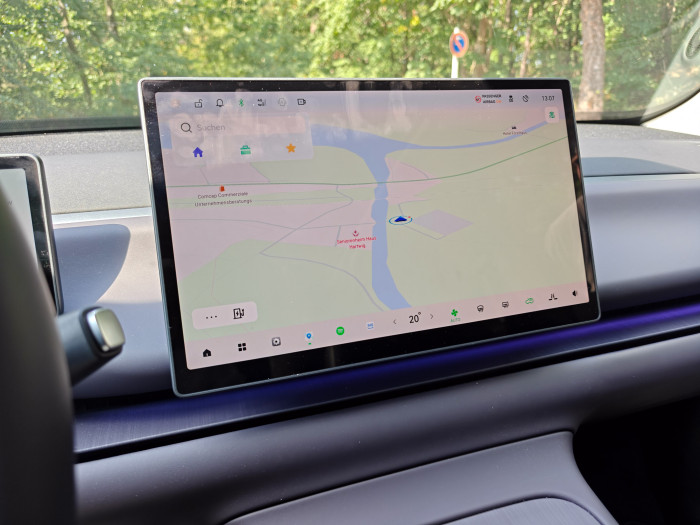 In der Mitte ist ein 14,6 Zoll großes Display eingebaut. (Bild: Martin Wolf/Golem.de)