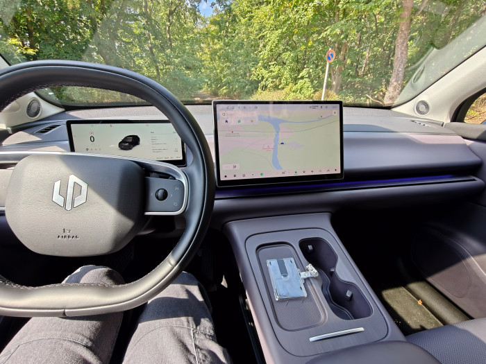 Hinter dem Lenkrad befindet sich ein kleineres Display. (Bild: Martin Wolf/Golem.de)