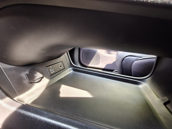 Neben einem Fach in der Mittelkonsole gibt es einen "Keller". (Bild: Martin Wolf/Golem.de)