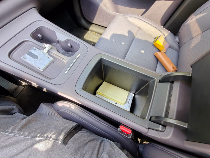 Die Mittelkonsole bietet ein Fach, eine Ladestation und Becherhalter. (Bild: Martin Wolf/Golem.de)