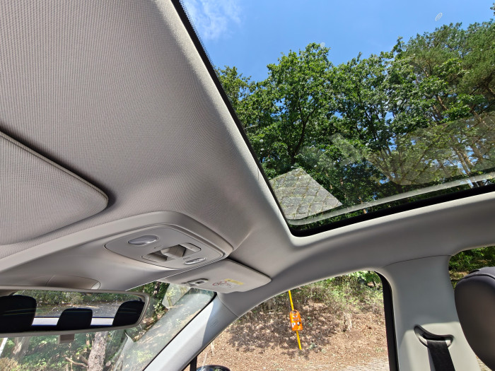 Mit einem Schiebeschalter lässt sich das Rollo des serienmäßigen Sonnendachs öffnen und schließen. (Bild: Martin Wolf/Golem.de)