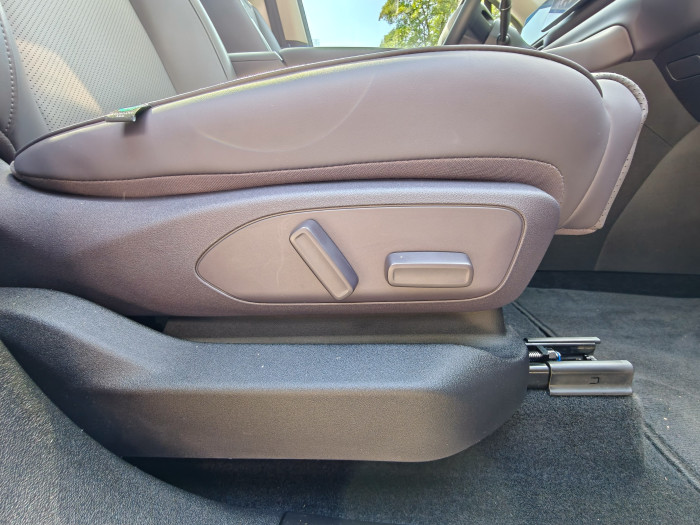 Die Sitze in unserem Modell lassen sich elektronisch verstellen. (Bild: Martin Wolf/Golem.de)