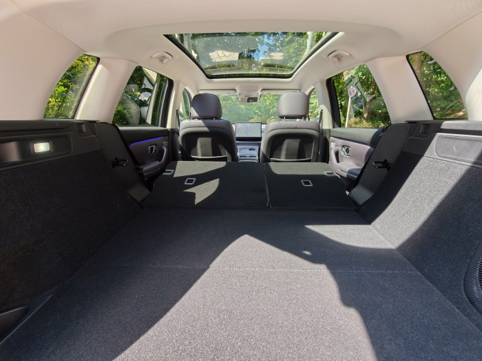 Klappen wir die Rücksitze um, passen 1.410 Liter in den Kofferraum. (Bild: Martin Wolf/Golem.de)