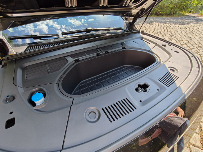 Der Leapmotor C10 hat außerdem noch einen Frunk, in den das Ladekabel und weiteres Zubehör passen. (Bild: Martin Wolf/Golem.de)