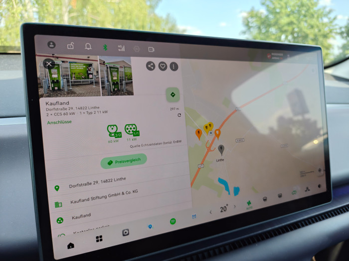 Neben dem Navi gibt es eine spezielle Ladestations-App, die ebenfalls gute Infos zu den Ladepunkten gibt. (Bild: Martin Wolf/Golem.de)
