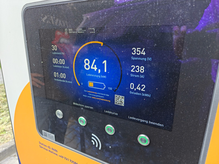 Offiziell lädt der C10 mit bis zu 84 kW, bei uns aber auf über 88 kW. (Bild: Martin Wolf/Golem.de)