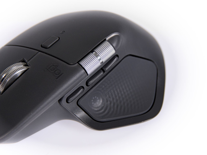 Das seitliche Mausrad an der MX Master 4 lässt sich bequemer als bisher erreichen. (Bild: Martin Wolf/Golem.de)