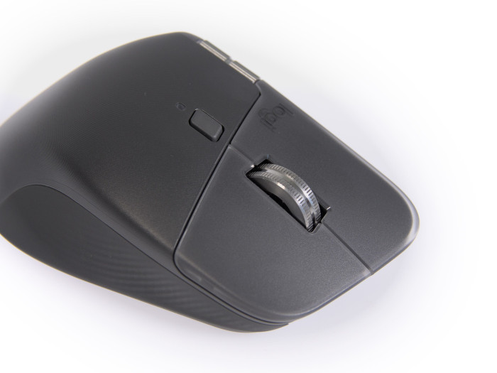 Das Magspeed-Mausrad an der MX Master 4 kennt zwei Modi. (Bild: Martin Wolf/Golem.de)