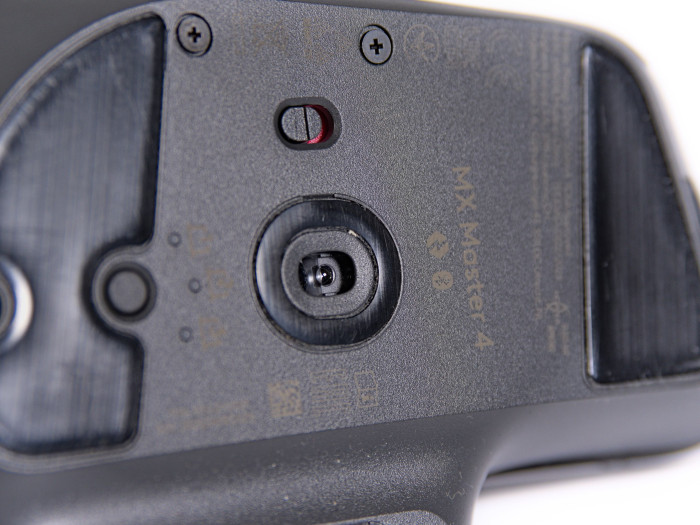 Auf der Unterseite der MX Master 4 befindet sich der Ein-Aus-Schalter und die Taste zum Gerätewechsel. (Bild: Martin Wolf/Golem.de)