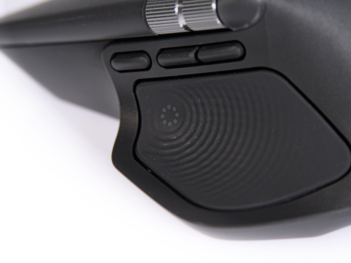 Die neue achte Taste an der MX Master 4 lässt sich gut erfühlen. (Bild: Martin Wolf/Golem.de)