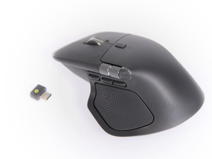 Die MX Master 4 wird mit einem Logi-Bolt-Dongle als USB-C-Variante ausgeliefert - ein Ladekabel liegt nicht mehr bei. (Bild: Martin Wolf/Golem.de)