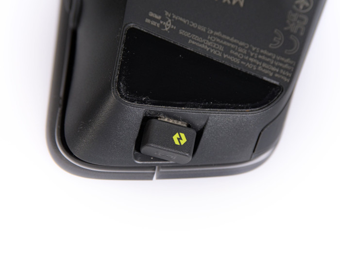 Das USB-C-Dongle kann auf Reisen im Ladeanschluss der MX Master 4 verstaut werden. (Bild: Martin Wolf/Golem.de)