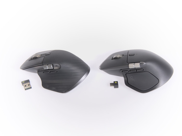 Links die MX Master 3S mit USB-A-Dongle, rechts die neue MX Master 4 mit USB-C-Dongle (Bild: Martin Wolf/Golem.de)