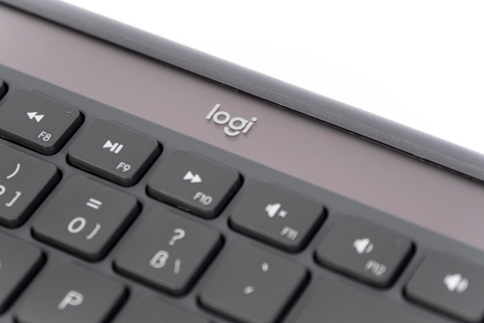 Die Signature Slim Solar+ K980 hat ein Solarpanel. (Bild: Martin Wolf/Golem.de)