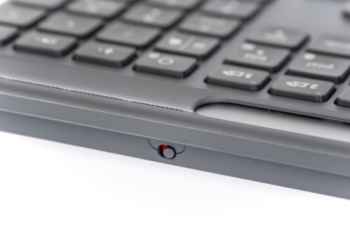 Der Ein/Aus-Schalter an Signature Slim Solar+ K980 ist ein Schiebeschalter. (Bild: Martin Wolf/Golem.de)