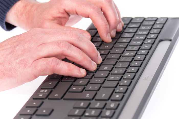 Auf der Signature Slim Solar+ K980 tippt es sich angenehm. (Bild: Martin Wolf/Golem.de)