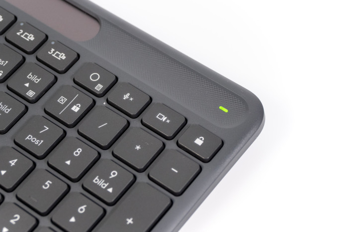 Gut gemacht: Die Mikrofon-Taste auf der Signature Slim Solar+ K980 ist jederzeit und gut erreichbar. (Bild: Martin Wolf/Golem.de)