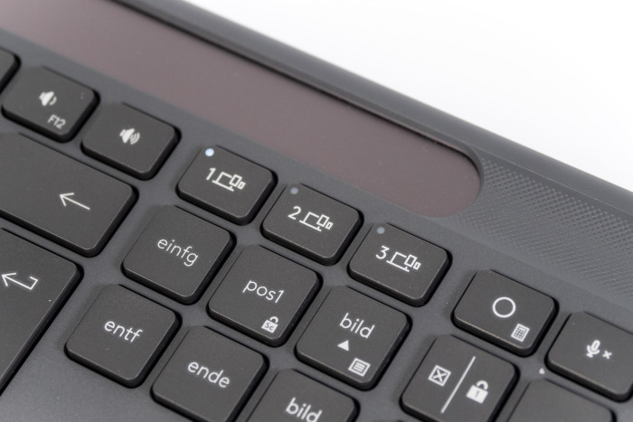 Der Wechsel zwischen bis zu drei Geräten geht bei der Signature Slim Solar+ K980 sehr bequem per Tastendruck. (Bild: Martin Wolf/Golem.de)