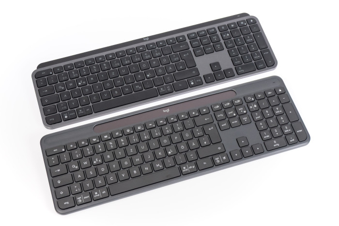 Oben Logitechs MX Keys S und unten Logitechs Signature Slim Solar+ K980 im Vergleich (Bild: Martin Wolf/Golem.de)