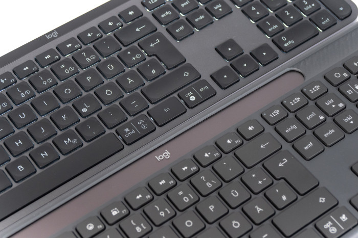 Oben die MX Keys S mit Tastenbeleuchtung, unten die Signature Slim Solar+ K980 ohne beleuchtete Tasten (Bild: Martin Wolf/Golem.de)