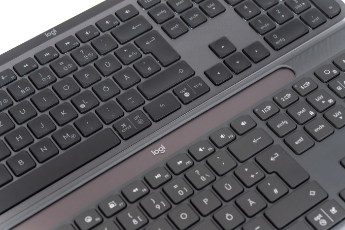 Oben die MX Keys S ohne Tastenbeleuchtung, unten die Signature Slim Solar+ K980 ohne beleuchtete Tasten (Bild: Martin Wolf/Golem.de)