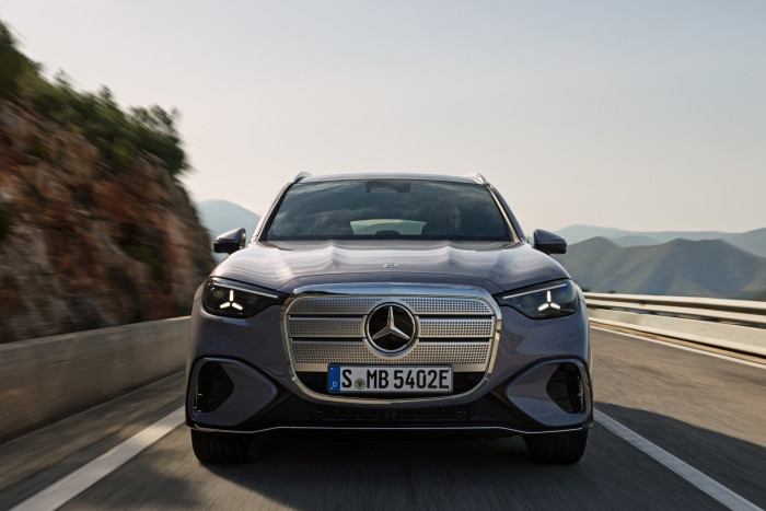 Der neu gestaltete Kühlergrill ist komplett beleuchtet. (Foto: Mercedes-Benz)