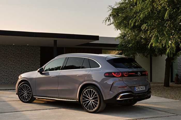 Das SUV ist 4,85 Meter lang, 1,91 Meter breit und 1,64 Meter hoch. Damit ist die Elektroversion 14 cm länger als die bisherigen Verbrenner. (Foto: Mercedes-Benz)