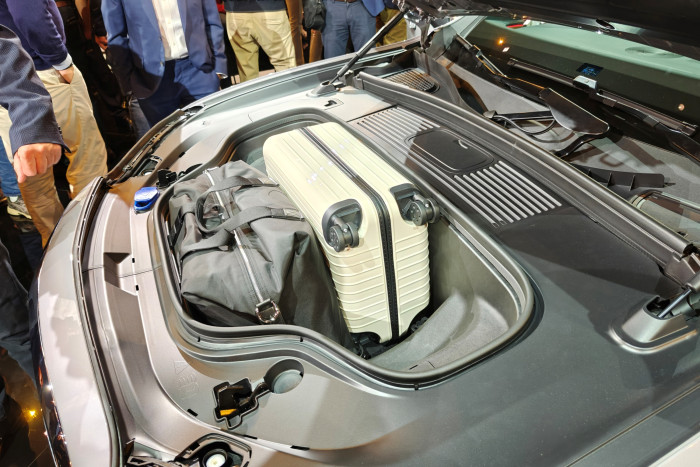 Der Stauraum unter der Motorhaube reicht für zwei Gepäckstücke. (Foto: Friedhelm Greis/Golem)