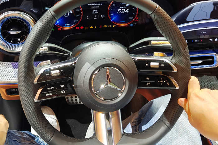 Auf vielfachen Wunsch der Kunden bringt Mercedes wieder die Wippe und die Rolle als Bedienelemente zurück. (Foto: Friedhelm Greis/Golem)