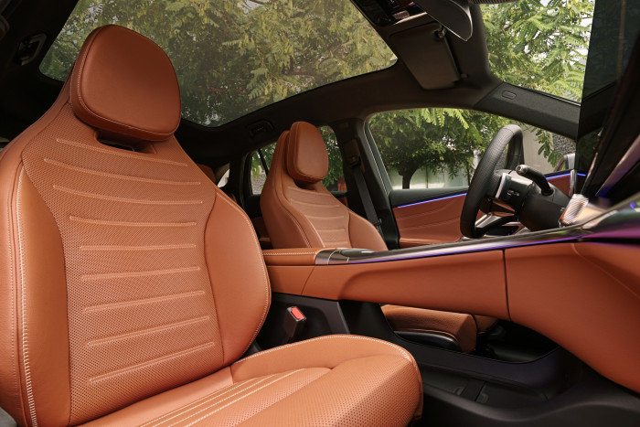 Die Sitze sind im Einzelbahnverfahren gefertigt und im Sitzspiegel jeweils mit Doppelziernähten versehen. (Foto: Mercedes-Benz)