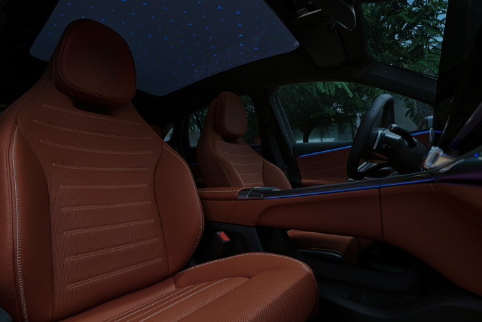 In das Panoramadach sind 162 Sterne integriert, die beleuchtet werden können. (Foto: Mercedes-Benz)