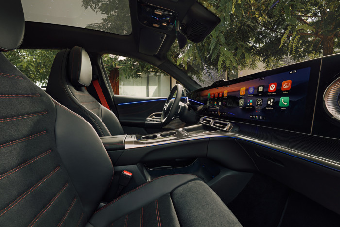 In der Basisversion gibt es statt eines Beifahrerdisplays nur ein Zierteil. (Foto: Mercedes-Benz)