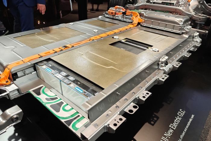 Der Akku des GLC hat eine nutzbare Kapazität von 94 kWh. (Foto: Friedhelm Greis/Golem)