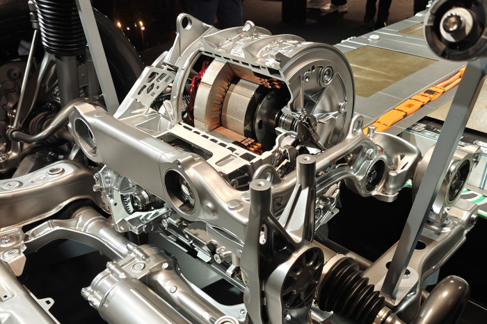 Der Frontmotor wird im Leerlauf vom Antriebsstrang getrennt. (Foto: Friedhelm Greis/Golem)