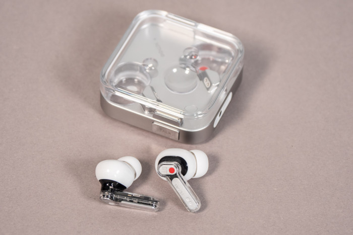 Nothing Ear 4 aka Ear 3 mit Ladeetui (Bild: Martin Wolf/Golem.de)