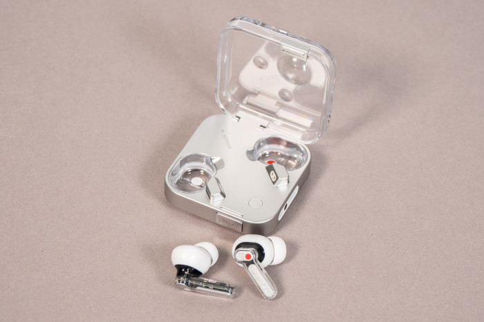 Nothing Ear 4 aka Ear 3 mit Ladeetui (Bild: Martin Wolf/Golem.de)