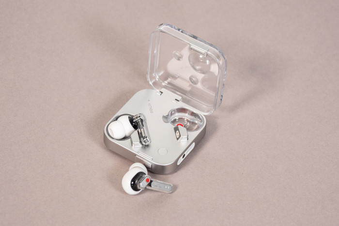 Nothing Ear 4 aka Ear 3 mit Ladeetui (Bild: Martin Wolf/Golem.de)