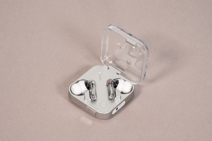 Nothing Ear 4 aka Ear 3 im Ladeetui (Bild: Martin Wolf/Golem.de)