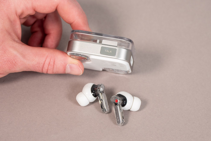 Am Ladeetui der Ear 4 gibt es einen Knopf für das Super-Mic. (Bild: Martin Wolf/Golem.de)