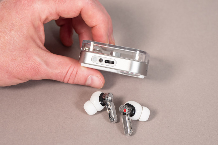 Am Ladeetui der Ear 4 gibt es das Super-Mic. (Bild: Martin Wolf/Golem.de)