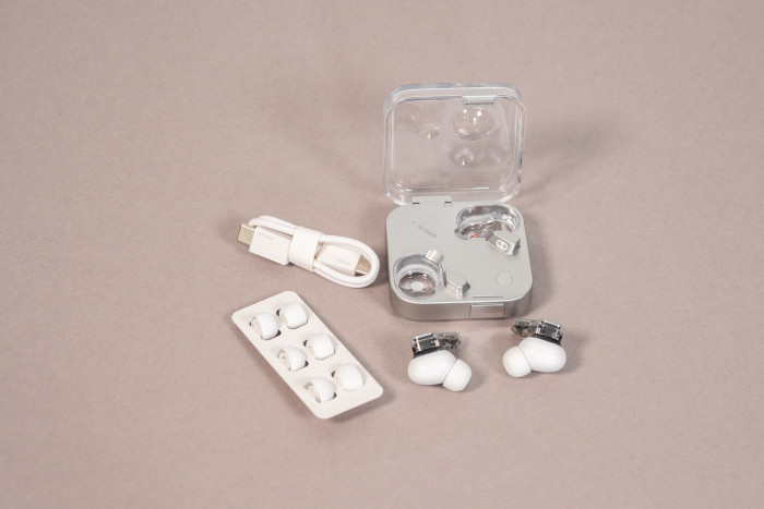 Nothing Ear 4 aka Ear 3 mit allem Zubehör (Bild: Martin Wolf/Golem.de)