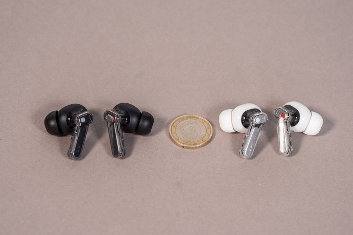 Nothing Ear 4 aka Ear 3 im Größenvergleich mit einer 1-Euro-Münze (Bild: Martin Wolf/Golem.de)