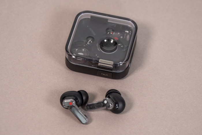 Nothing Ear 4 aka Ear 3 mit dem Ladeetui (Bild: Martin Wolf/Golem.de)