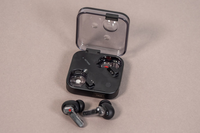 Nothing Ear 4 aka Ear 3 mit dem Ladeetui (Bild: Martin Wolf/Golem.de)