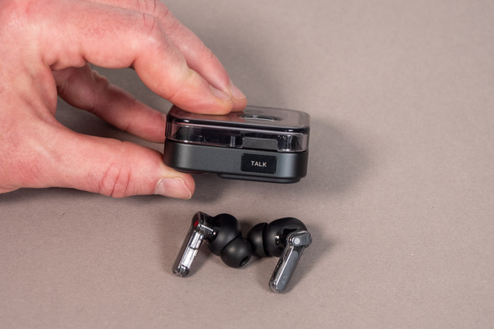 Am Ladeetui der Ear 4 gibt es einen Knopf für das Super-Mic. (Bild: Martin Wolf/Golem.de)