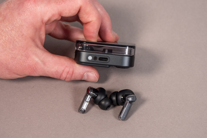 Am Ladeetui der Ear 4 gibt es das Super-Mic. (Bild: Martin Wolf/Golem.de)