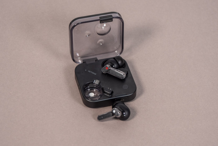 Nothing Ear 4 aka Ear 3 mit dem Ladeetui (Bild: Martin Wolf/Golem.de)