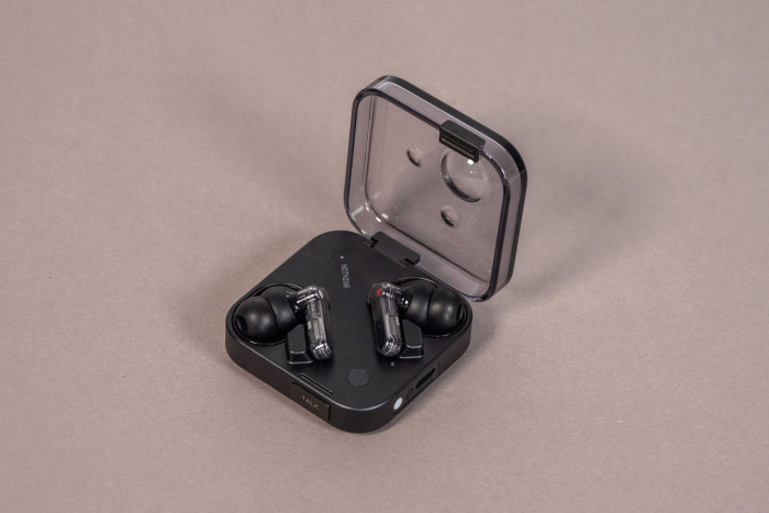 Nothing Ear 4 aka Ear 3 im Ladeetui (Bild: Martin Wolf/Golem.de)