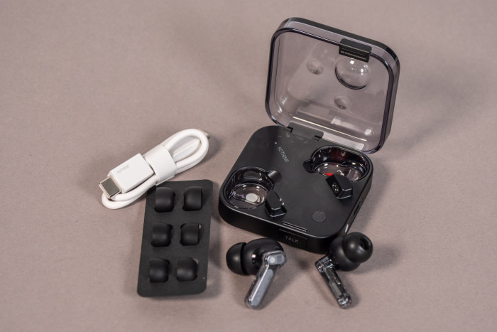 Nothing Ear 4 aka Ear 3 mit allem Zubehör (Bild: Martin Wolf/Golem.de)